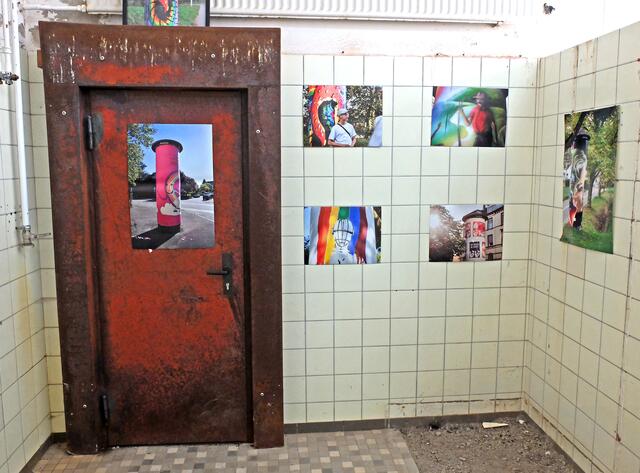 Fotografien finden auch an alten Kacheln ihren Platz. | Foto: Alfred Schramm