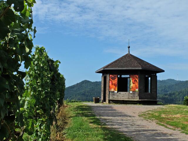 Er ist nicht zu übersehen. Vom Kinzigtal aus Richtung Haslach herkommend sieht man den auf dem Gengenbacher Neuberg stehenden Pavillon. Der Neuberg ist eine mit Reben bewachsene Erhebung. 1895 wurde der Pavillon errichtet und von seinem Standort aus bietet sich eine tolle Aussicht ins Kinzigtal und auf Gengenbach.  

 | Foto: Alfred Schramm