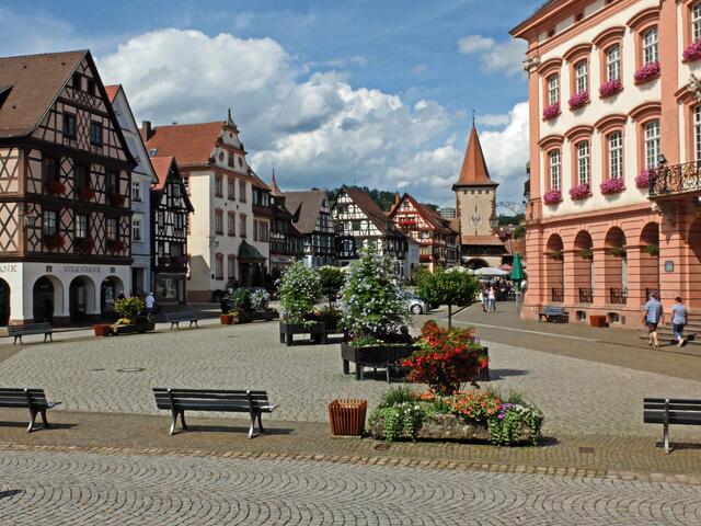 Ein Platz zum verweilen ist der Gengenbacher Marktplatz mit seinem schönen Rathaus und den Fachwerkgebäuden.  | Foto: Alfred Schramm