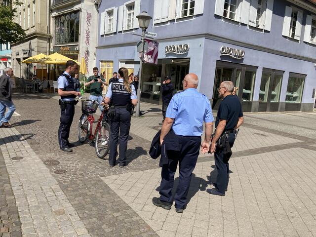 Viele Streifen sind in der Offenburger Innenstadt unterwegs und machen auch Fahrradfahrer auf Fehlverhalten aufmerksam. | Foto: gro