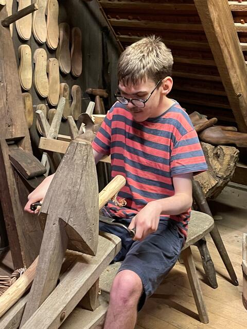 Der Schüler Vinzenz Jehle beim Hobeln