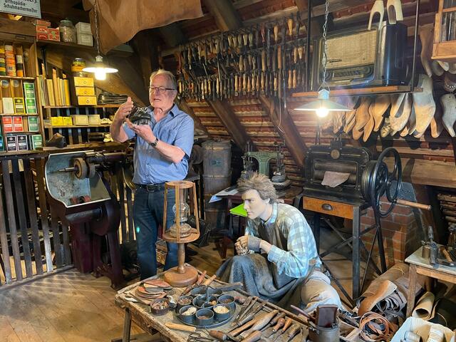 Edgar Baßler erklärt, wie früher ein individuell gefertigter Schuh entstanden ist