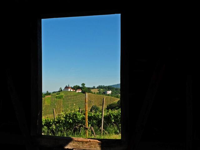 Durchsicht auf die Berglekapelle, von den "Fensteröffnungen" des Pavillon.  | Foto: Alfred Schramm