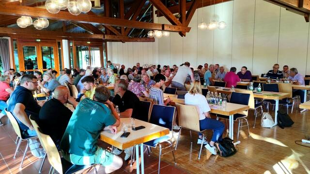Rund 80 Teilnehmer waren in die Sternenberghalle gekommen. | Foto: Gemeinde Friesenheim