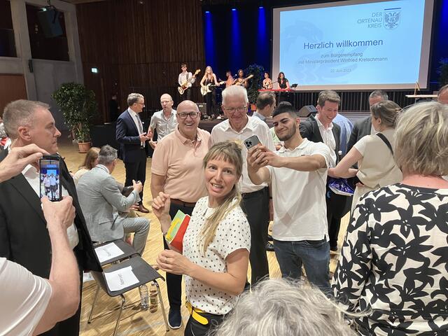 Winfried Kretschmann als beliebtes Selfie-Objekt | Foto: rek