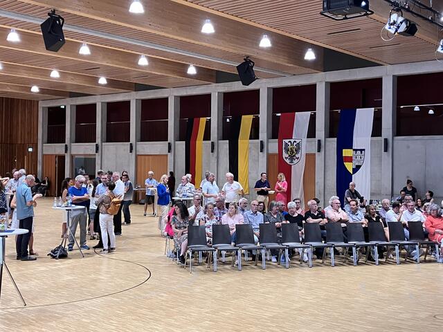 Als die erste Reihe für die prominenten  Gäste noch leer war | Foto: rek