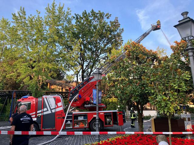 Löscheinsatz am Montagabend um 20.15 Uhr: Noch ist die Gefahr nicht völlig gebannt, aber das Schlimmste doch vorbei. | Foto: Foto: Glaser