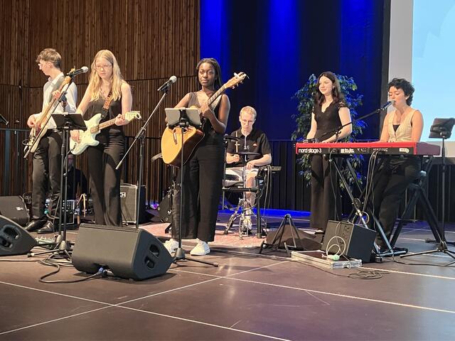 Selbst komponierte rockige Songs von Schülern der Lahrer Musikschule gehören zum Programm. | Foto: rek