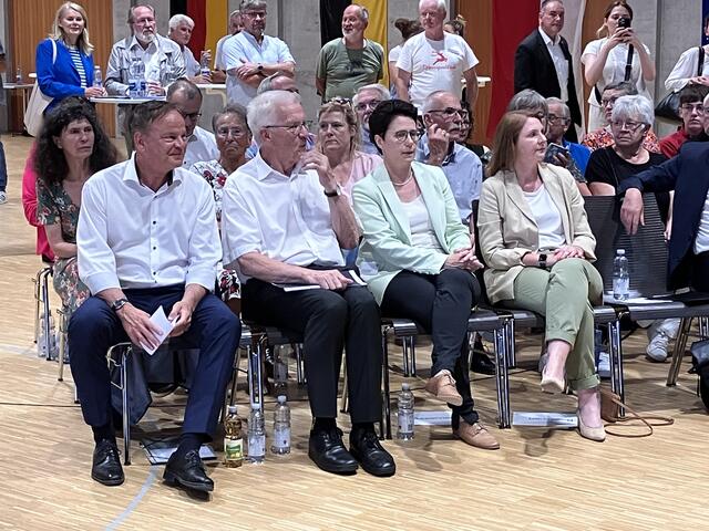 Landrat Frank Scherer (v. l.), Ministerpräsident Winfried Kretschmann, Justizministerin Marion Gentges und die Abgeordnete Sandra Boser | Foto: rek