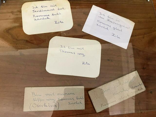 Solche kleinen Zettel hinterließ Zita Feger früher immer an der Haustür, wenn sie das Haus verließ. | Foto: Glaser
