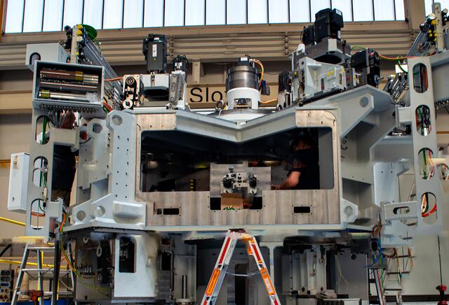 Modernster Maschinenbau im Bild ein Rundtaktmaschine die bis zu 40 tonnen wiegen kann.