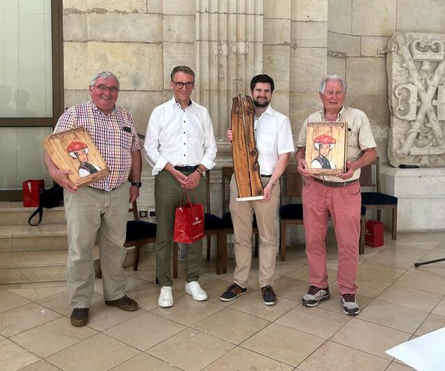 Jean-Pascal Fichère, Präsident der Region Grand Dole, Markus Ibert, Oberbürgermeister der Stadt Lahr, Jean-Baptiste Gagnoux, Bürgermeister der Stadt Dole, und Jean-Claude Protet, Präsident des Partnerschaftskomitees, mit Präsenten (v. l.) | Foto: Stadt Lahr