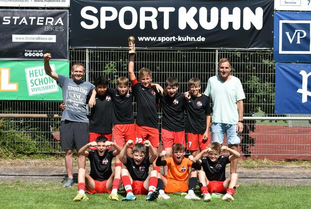 Die D-Junioren des VfR Elgersweier wurden Stadtmeister: Betreuer Eugen Norbach (hinten, von links), Sergio Krämer, Luca Mai-Fischer, Marlon Erdrich, Tim Keck, Samuel Sieferle, Trainer Alex Keck, Dreni Llugaxhija (vorne, von links), Thomas Gansera, Louis Naumann, Sebastian Norbach | Foto: Dennis Suhm