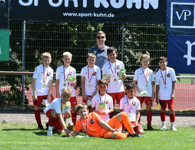 Die E1-Junioren des SV Zunsweier holten sich den Titel: Tino Palme (v. l.), Paul Huber, Leonard Ahrens, Adrian Pranjic, Jonathan Jenkner, Ilya Leibham, Trainer Gabriel Duregger (hinten). | Foto: Dennis Suhm