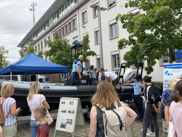 Auch zu Wasser im Einsatz | Foto: gro