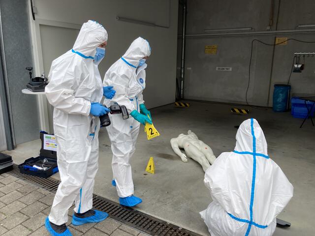 Die Kriminaltechnik bei der Arbeit | Foto: gro