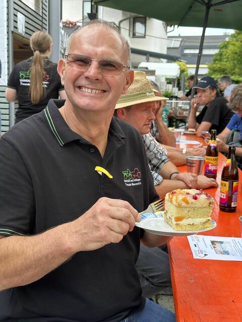 die gespendeten Kuchen schmecken scheinbar hervorragend | Foto: (c) Gerhard Große