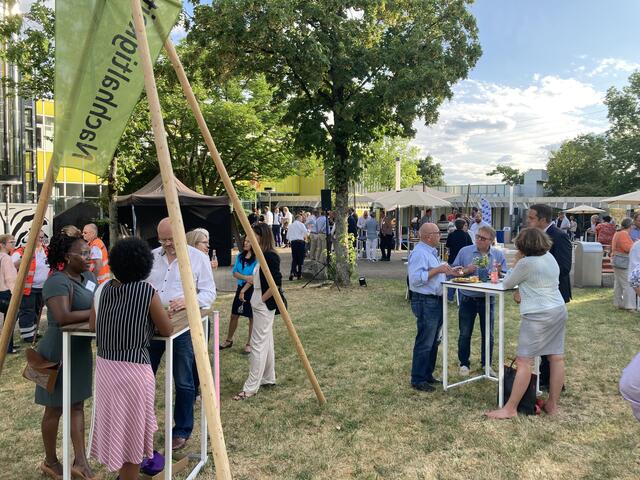 Lockeres Beisammensein auf dem Hochschulcampus | Foto: gro