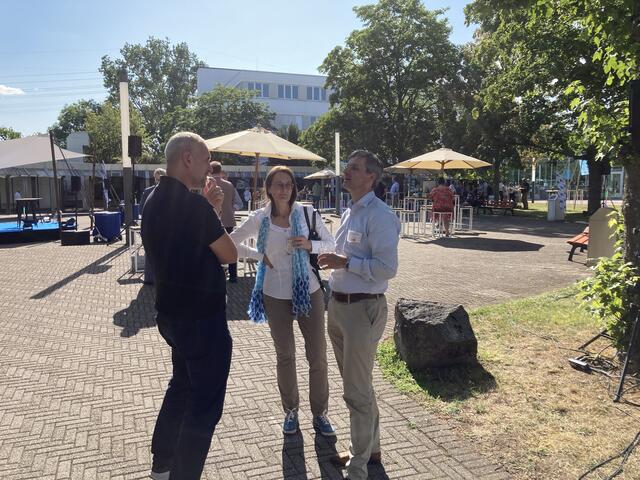 Dr. Steffen Auer (rechts), ehemaliger IHK-Präsident im Gespräch | Foto: gro