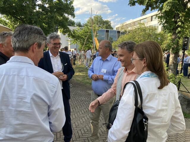 Wirtschaft trifft Politik - der Lahrer OB Markus Ibert (2. v. l.) besucht das Sommerfest. | Foto: gro