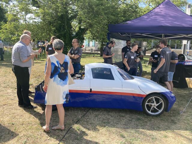 Die Hochschule stellt ihre Innovationen - wie den Schluckspecht - vor. | Foto: gro