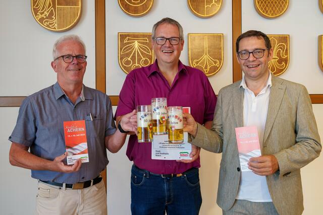 Hans-Peter Vollet (v. l.; Fachbereichsleiter Soziales, Kultur und Sport), Christian Zorn (Fachgebietsleiter Wirtschafsförderung und Liegenschaften) und Oberbürgermeister Klaus Muttach bei der Inaugenscheinnahme der Jubiläums-Bierseidel | Foto: Benedikt Spether/Stadt Achern