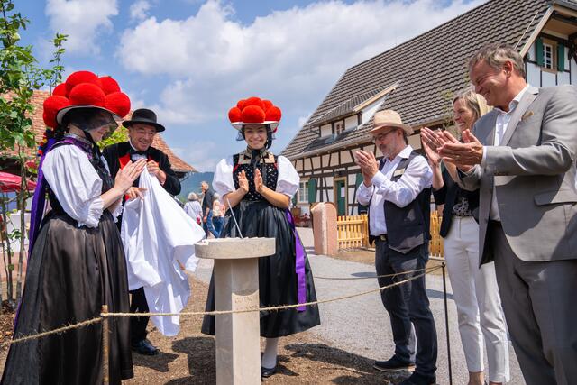 Die Sonnenuhr wurde im Beisein von Landrat Frank Scherer, Geschäftsführerin Margit Langer und dem Wissenschaftlichen Leiter Thomas Hafen (v. r.) sowie zwei Trachtenträgerinnen feierlich von Bürgermeister Siegfried Eckert enthüllt. | Foto: Gemeinde Gutach