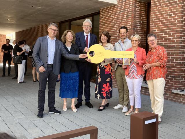 Vertreter des Landes, des Landtags, der Oberfinanzdirektion, der Stadt sowie des Finanzamts bei der Schlüsselübergabe | Foto: rek