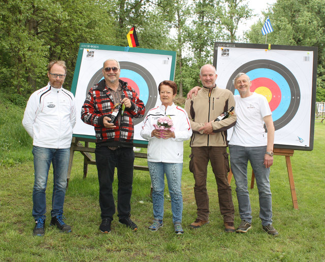 Nachträglich alles gute zum Geburtstag(von rechts nach links): der 2. Vorsitzende Andreas Asmus mit den Jubilaren Michael Hilgers, Isolde Dielmann, Peter Kunz und Hartmut Bruch.
 | Foto: Sabine Herm 