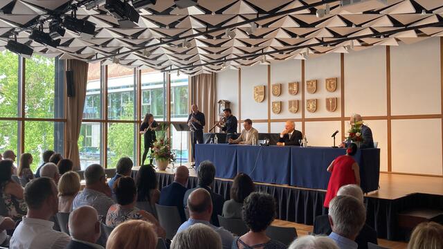 Musikalisch umrahmt wird der Festakt von Helena und Jakob Scherzinger und Horst Schuster. | Foto: mak