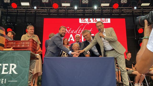 Martin Gassner-Herz (v. l.), Wolfgang Schäuble, Bernd Mettenleiter und Klaus Muttach setzen das Fontänenfeld in Gang. | Foto: mak