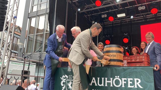 Dietmar Stiefel (l.) und Klaus Muttach schlagen die Bierfässer zur symbolischen Eröffnung des Stadtfestes an. | Foto: mak