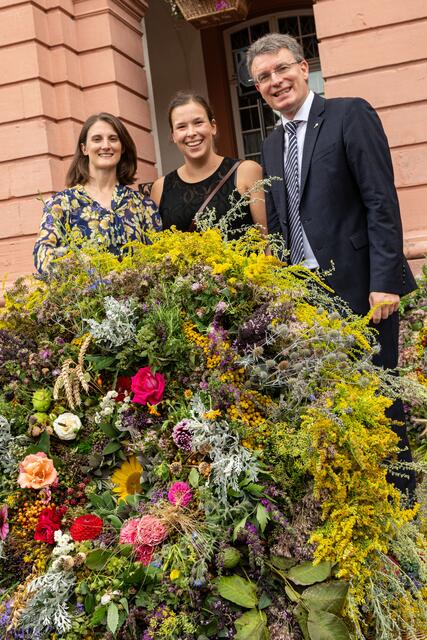 Konsulin Francesca Toninato (links) mit Rebecca Schmied und ihrem Kräuterbüschel sowie Bürgermeister Thorsten Erny (rechts) | Foto: Stadt Gengenbach