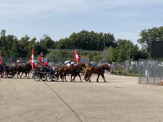 Das Gastland Schweiz macht sich auf zur Top-Show. | Foto: gro