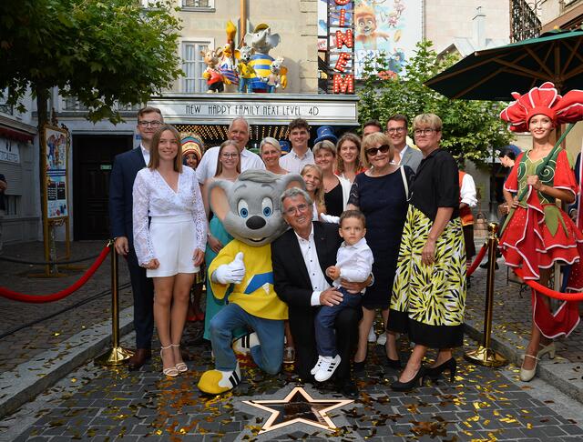 Werner Kimmig mit seiner Familie auf dem Walk of Fame im Europa-Park | Foto: Europa-Park