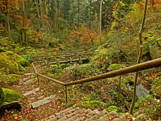 Oberer Einstieg in die Gaishöllschlucht. Kaskadenartig fällt der Brandbach ins Tal hinunter. Diese Schlucht bei Sasbachwalden mit ihren riesigen Felsen und Findlingen, bietet unzählige Motive für die Kamera an. Beim Durchgehen der Schlucht sind 13 Brücken zu überqueren.  | Foto: Alfred Schramm