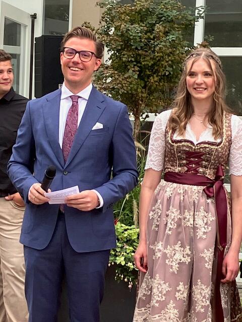 Oberbürgermeister Gregor Bühler und Karina Roth vor dem Rathaus | Foto: rek
