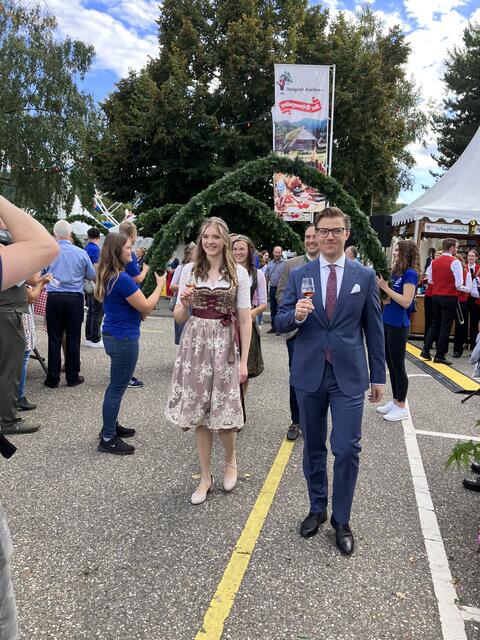 Auf dem Weg zur Weinfesteröffnung: Karina Roth und OB Bühler | Foto: rek