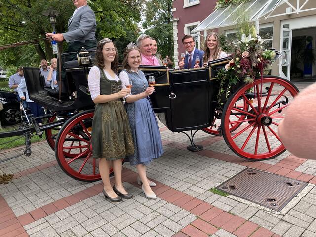 Kurz vor der Fahrt zum Festplatz: Katja Wiegert (v. l.), Katharina Bruder, Martin Renner, Sebastian Hille, Gregor Bühler und Karina Roth | Foto: rek