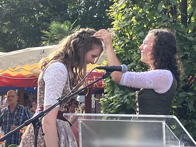 Katja Wiegert (r.) setzt Karina Roth die Krone aufs Haupt. | Foto: rek