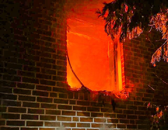 Durch das Fenster sind die Flammen zu sehen. | Foto: Stadt Kehl