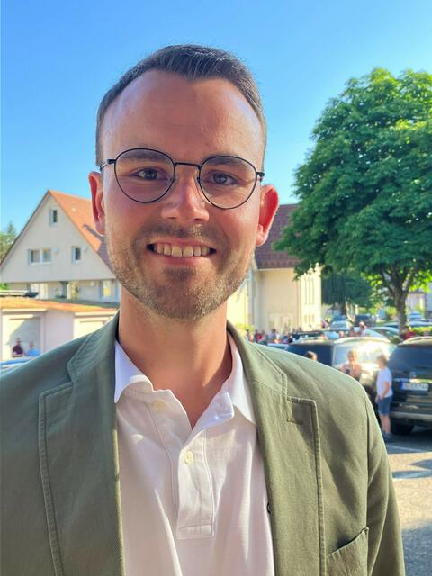 Der Biberacher Bürgermeister Jonas Breig stellt eines seiner Lieblingsrezepte für ein Sommergericht vor. | Foto: Glaser