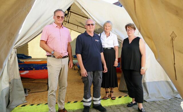 Landrat Frank Scherer (links) besuchte gemeinsam mit Sigrid Lettau, Präsidentin des DRK Kreisverbands Ortenau (3, v. l.) und Jugendamtsleiterin Melanie Maulbetsch-Heidt (rechts) das Zeltnotlager. Ewald Kopf vom DRK (2. v. l.) baute innerhalb kürzester Zeit mit seinem Team die sechs Zelte auf.  | Foto: Ortenaukreis/Kai Hockenjos