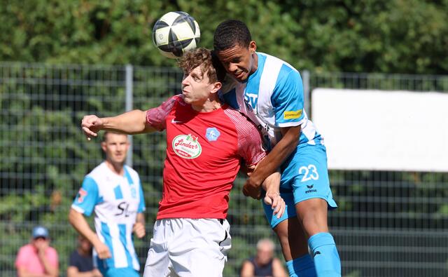 Der SV Oberachern (blau-weißes Trikot) hatte alles im Griff und fegte Denzlingen mit 5:0 aus dem Waldseestadion. | Foto: Breithaupt