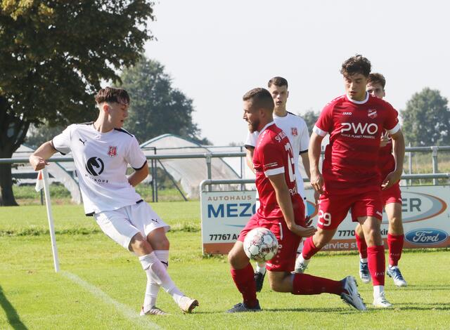 Aufsteiger SV Stadelhofen war gegen den spielerisch und technisch überlegenen Freiburger FC im Heimspiel chancenlos. | Foto: Fissler