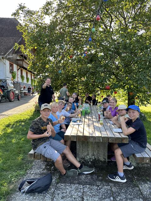 Abschluss-Essen nach dem Waldabenteuer | Foto: (c) Gerhard Große