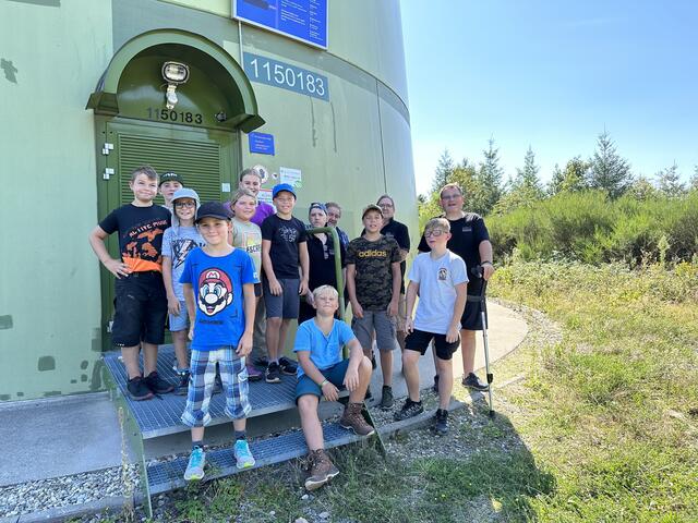 vor dem Windrad am Kambacher Eck - Gruppenfoto | Foto: (c) Gerhard Große