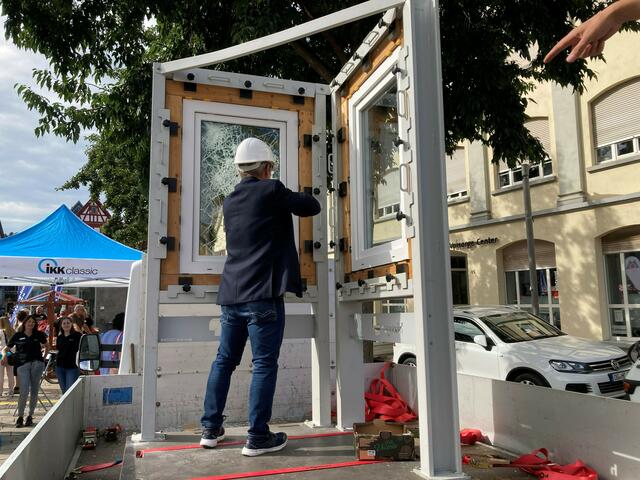 Schau einer an, wer sich hier als Einbrecher versucht. Doch Handwerkskammerpräsident Johannes Ullrich hatte bei den solide gearbeiteten Fenstern keine Chance. | Foto: Großheim