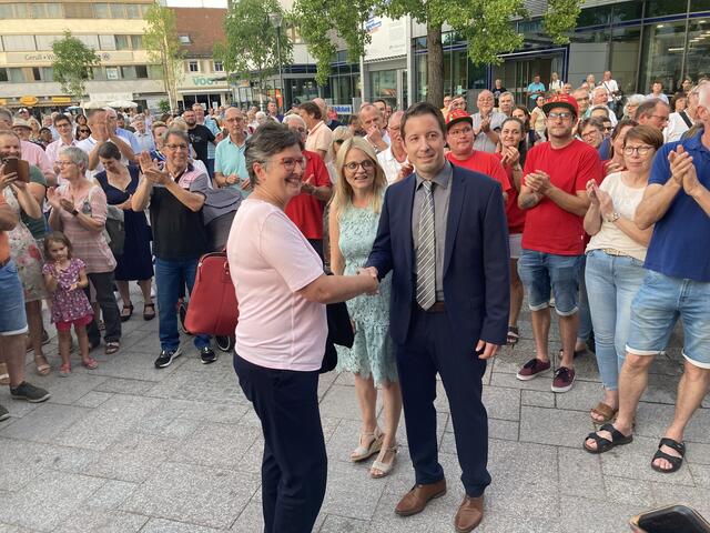 Die unterlegene Kandidaten Carmen Lötsch gratuliert Manuel Tabor zum Wahlsieg | Foto: mak