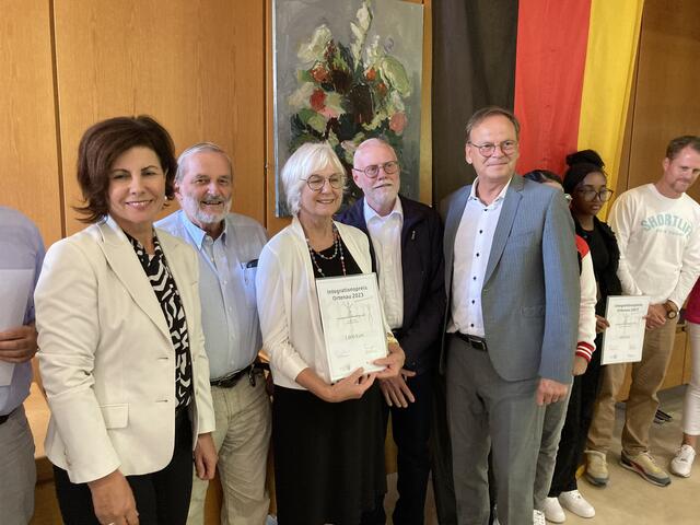 Der Freundeskreis Flüchtlinge Lahr erhielt den Hauptpreis des Integrationspreises Ortenau 2023 der Regionalstiftung der Sparkasse Offenburg/Ortenau für sein Projekt "Interkulturelles Café". Unser Foto zeigt: Rita Böcherer, Sparkasse (v. l.), Heimfried Furrer, Waltraud Stark und Klaus Schweizer vom Freundeskreis mit Landrat Frank Scherer. | Foto: gro